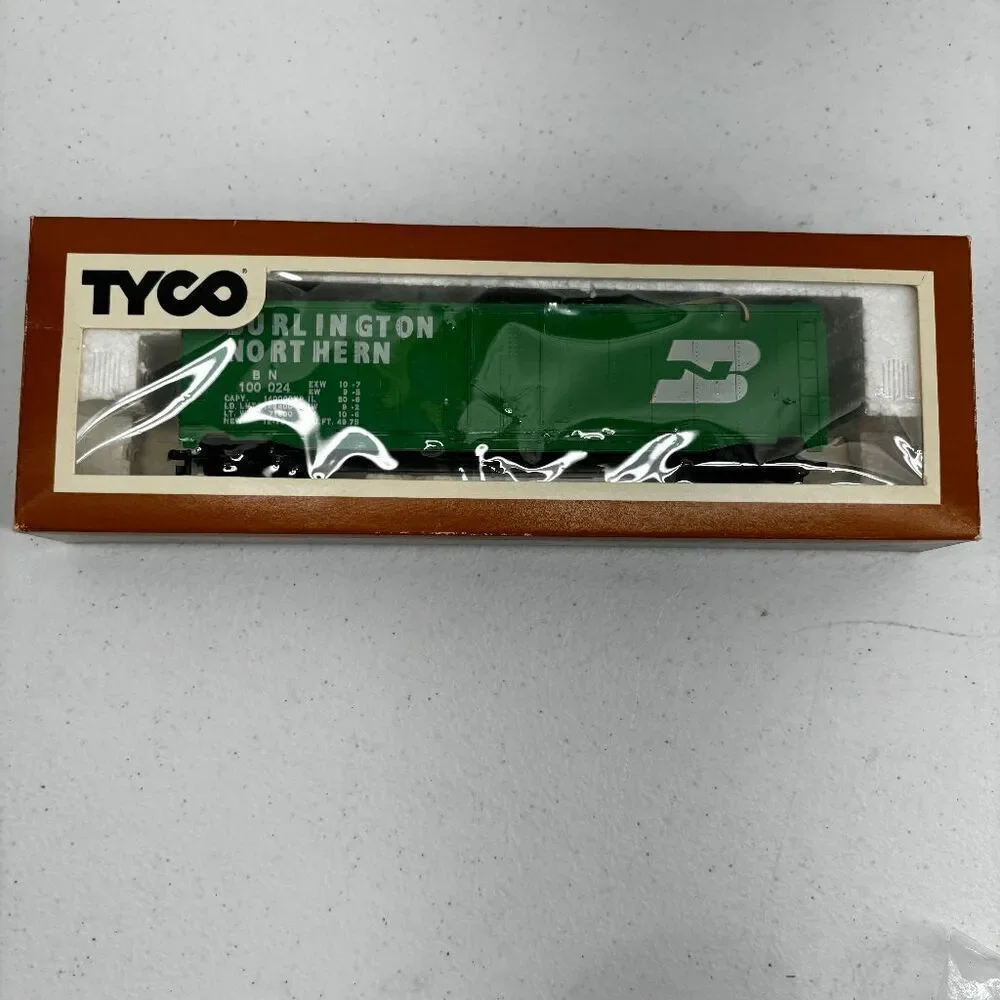 TYCO‎ Burlington Northern 100024 50' Plug Door HO Scale Box Car Train Vintage